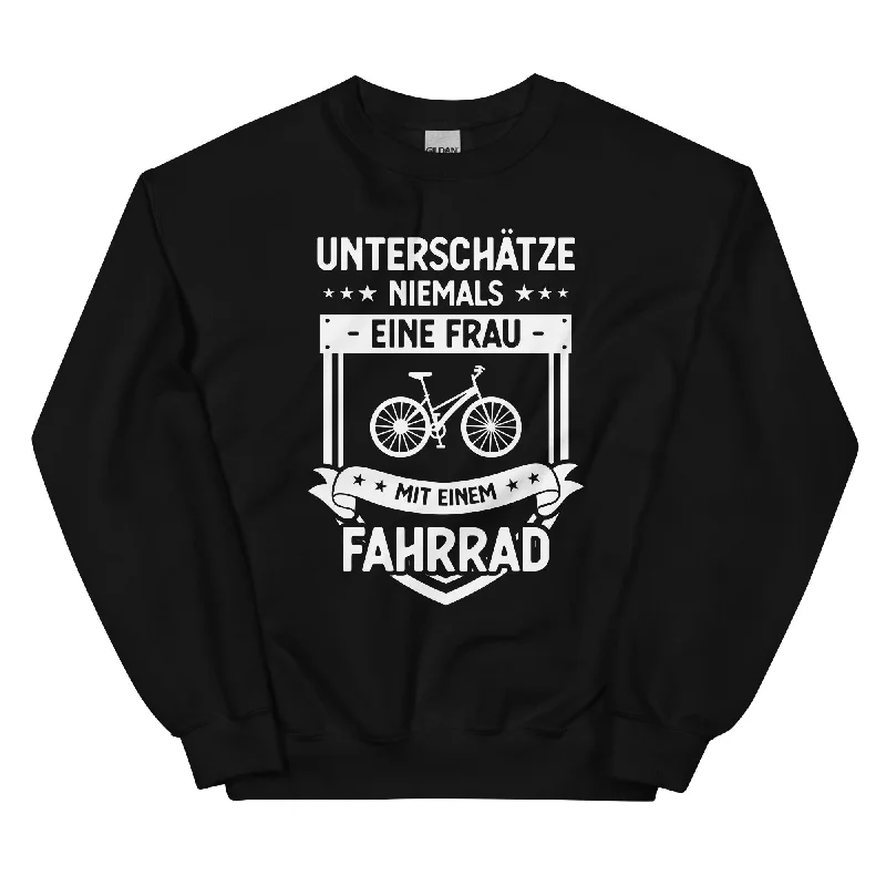 Special Price Unterschatze Niemals Eine Frau Mit Einem Fahrrad - Sweatshirt (Unisex)